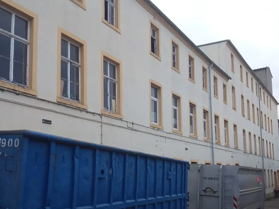 Neue Räume Ausgeräumt. Altes Zeug liegt im Container