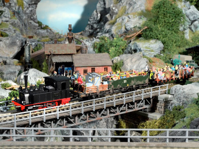 Ausflugs Dampflok ist BR 98.6002 Spur TT - Vorbeifahrt am wassergetriebenen Holzsägewerk